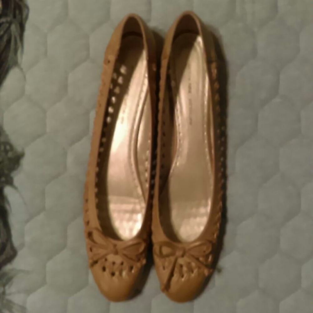Adrienne Vittadini light beige ballet flats